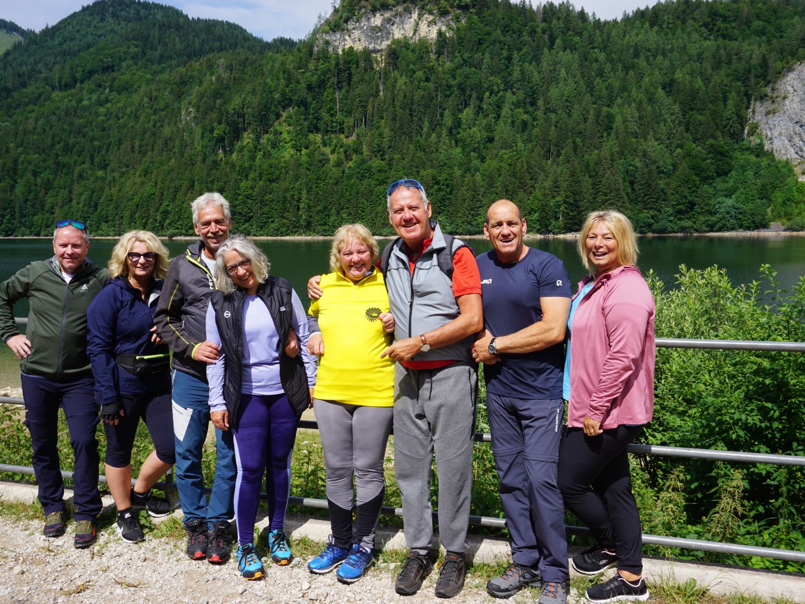 Gruppe von ASKÖ-bfi-Mitgliedern beim Ausflug an einem See